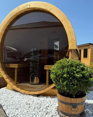 Myslíš, že sauna je jen na zimu? Tak to zkus v létě – tělo se potí rychleji, detox jede naplno a imunitní systém se ti...