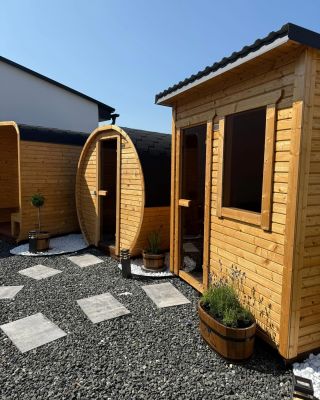 Láká tě sauna, ale stále nevíš, jaký typ zvolit?🤔 U nás najdeš vše od sudových saun, přes zaoblené kostky, až po ty...