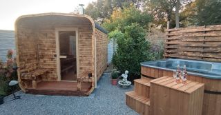 Podzim nám klepe na dveře a to znamená jediné🍂🍁 Je čas pořídit si svou saunu či koupací sud! Co preferuješ ty? Koupat se v...