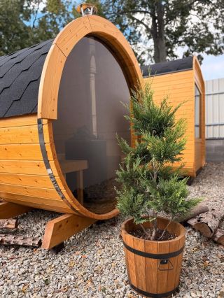 Chcete si během saunování užívat i krásné výhledy?👀 Pořiďte si saunu s panoramatickým oknem a kochejte se přírodou🍃 Jen si...