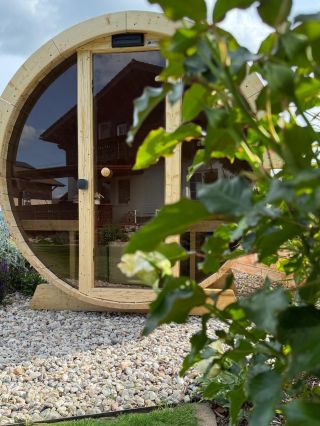 Finská sudová sauna - Váš jasný favorit😍 Působí skvěle svým designem a rozhodně ozvláštní každou zahradu🌱 #amrelax #sauna