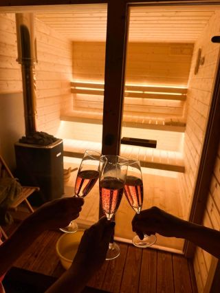 Přejeme Vám krásný předvánoční čas!🥂 Ten se však nejlépe tráví v naší sauně🤗🔥🪵